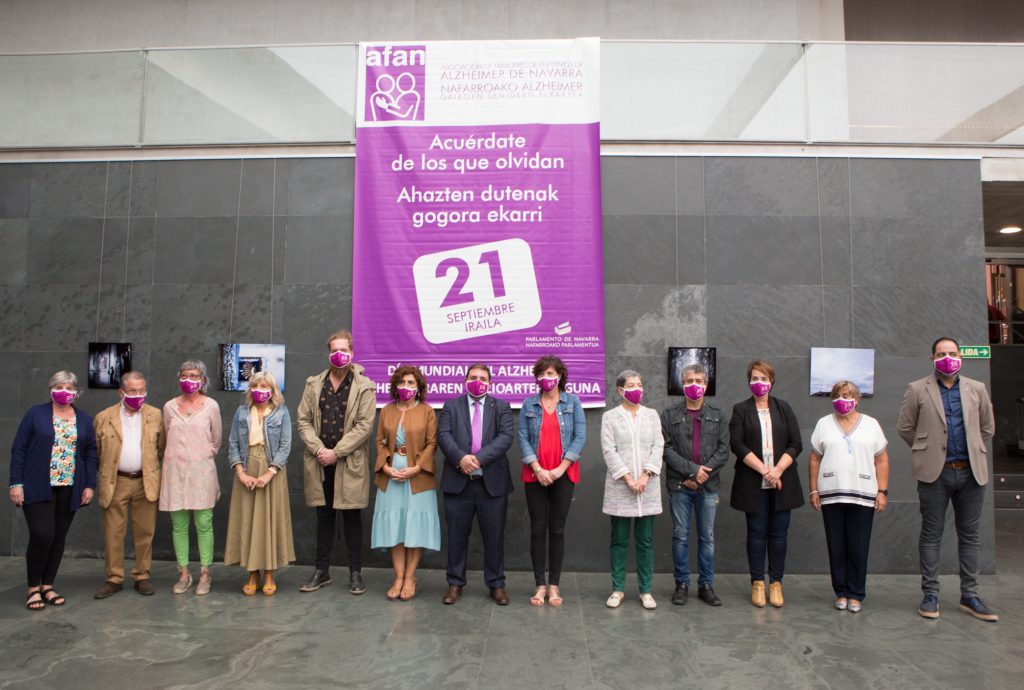 Foto conjunta de representantes de AFAN y de los grupos del Parlamento de Navarra durante la lectura del manifiesto de AFAN por el Día Mundial del Alzheimer