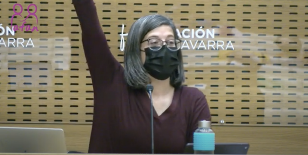 Diana González en un momento de la sesión levantando la mano
